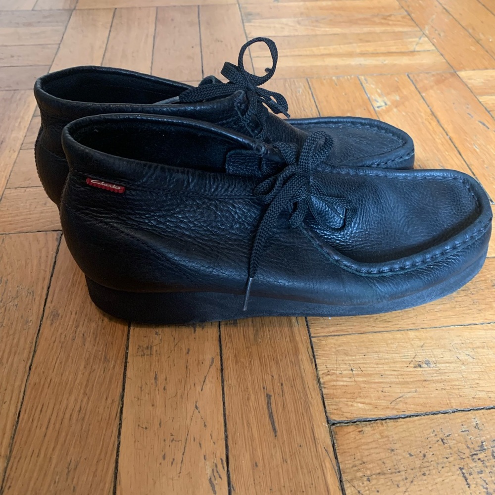 CLARKS LEATHER CHUKKA BOOT. Triple black SIZE 9.5